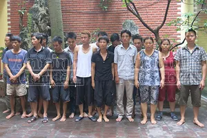 “Phi thân” từ tầng hai như phim hành động, sáu con bạc gãy chân