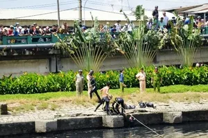 Hàng trăm người đứng xem vớt thi thể thanh niên chết đuối