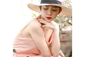 Tóc Tiên khoe vẻ mong manh với váy dây