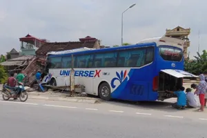 Xe khách tông sập nhà dân, một người tử vong