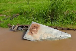 Tàu chở khách tông vỡ ghe đánh cá trên sông Tiền