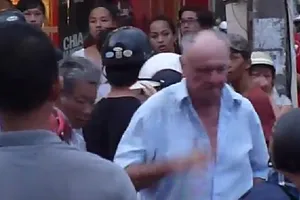 Phụ nữ bị khách Tây đánh gãy sống mũi đòi bồi thường