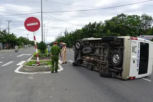 Tránh người tâm thần, xe khách bị lật