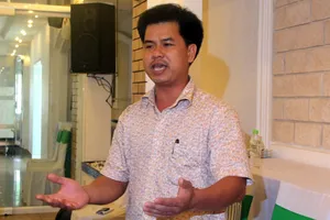 Xông vào phòng họp báo đòi nợ công ty vàng