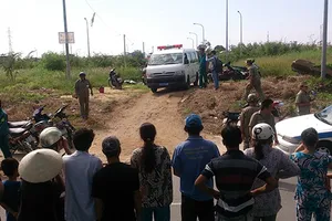 Người đàn ông bị cắt cổ nằm chết trên bãi cỏ