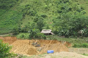 Phanh phui “vàng tặc”, phóng viên bị phó chủ tịch xã đòi cắt chân