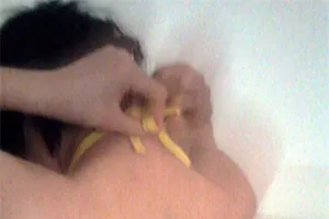 Bị tống tình, thiếu nữ nhục nhã cởi quần áo để bạn trai quay clip