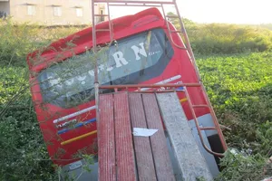 Xe khách lao xuống mương, sáu người nhập viện