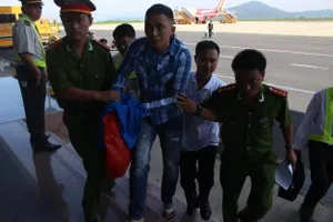 Bắt kẻ dùng súng bắn uy hiếp bạn nhậu