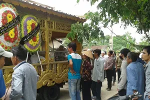 Cái chết bí ẩn của thanh niên bị vứt trước cổng nhà