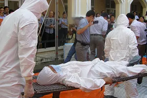 Diễn tập khử khuẩn ổ dịch Ebola
