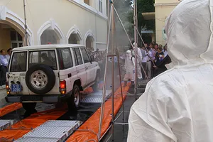 Triệu tập hai vợ chồng tung tin đồn thất thiệt về Ebola 