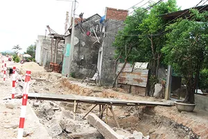 Chùm ảnh: Dân khốn đốn vì quốc lộ bị xới tung