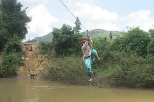 Đu dây đi làm, một phụ nữ rớt xuống sông suýt mất mạng