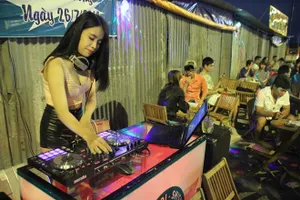 Nữ DJ xuống vỉa hè chơi nhạc, bán trà chanh ở Sài Gòn