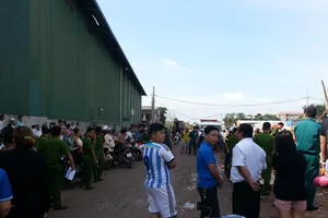 Thi thể một người đàn ông nổi trong công trình