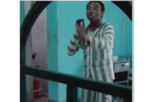 Phạm nhân cứa cổ bạn tù cố thủ hơn một giờ trong bệnh viện