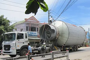 Xe chở hàng khủng vô tư chạy trên đường