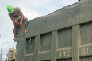 Lái xe chở quá tải có thể bị thu bằng vĩnh viễn