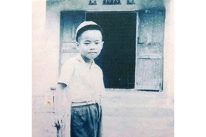 Ảnh thơ ấu của “ông hoàng nhạc sến” Ngọc Sơn