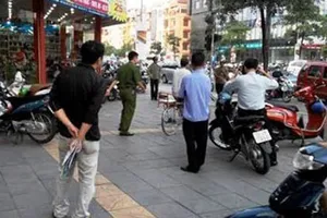 Đang nghe điện thoại trên phố, bị đâm chết