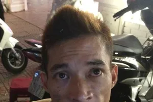 Ba thanh niên vứt xe máy bỏ chạy khi thấy cảnh sát 141