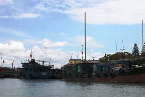 Cháy tàu chở dầu trên biển, nhiều người thương vong