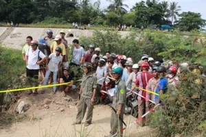 Chủ đại lý thuốc nằm chết dưới sông