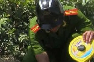 Nhảy khỏi xe mẹ lao vào đường ray, bé ba tuổi bị tàu tông chết