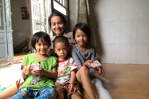 Ba trẻ một nhà không giấy khai sinh