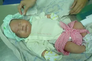 Bé trai 10 ngày tuổi bị bỏ lăn lóc bên gốc cây