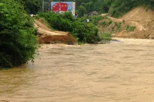 San lấp các điểm sạt lở, quốc lộ 217 thông tuyến