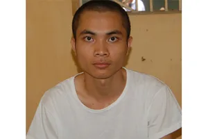 Tên trộm vô hiệu cửa cuốn bằng máy phá khóa mã