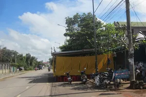 Người phụ nữ chết trong tư thế treo cổ với nhiều vết thương