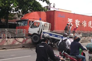 Xe CSGT bất ngờ lao ra đường, đâm bị thương ba người