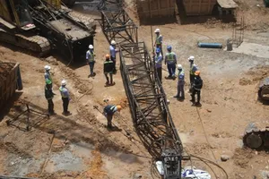 Cần cẩu đổ sập, rơi trúng nhà dân