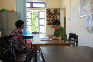 Truy tìm người đàn ông dùng vàng giả lấy card điện thoại