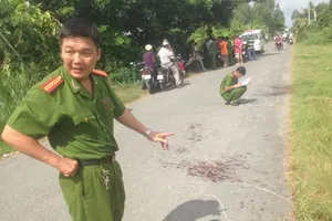 Một thanh niên chết ven đường, bị đâm 15 nhát