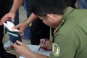 Làm giấy tờ giả, đưa 56 người trốn ra nước ngoài