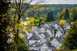 Thị trấn thơ mộng có hàng trăm ngôi nhà như một