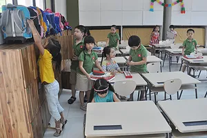 Bất ngờ xem ba lô, tủ đồ của học sinh tiểu học