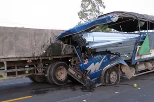 Xe tải đâm đuôi xe tải, phụ xe tử vong