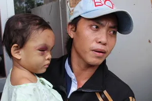 Cha ruột bé Ngân đến bệnh viện tìm con trong đau đớn