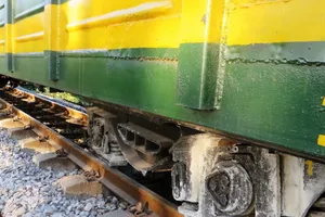 Nhân viên gác chắn phát hiện toa tàu gãy trục