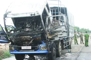  Xe tải đang dừng bỗng bốc cháy