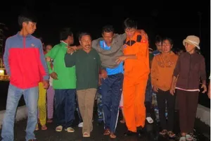 Đưa bảy thuyền viên tàu cá gặp nạn trên biển vào bờ an toàn