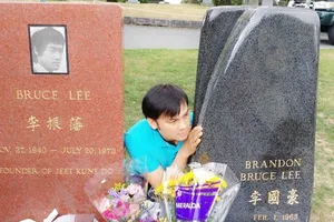 NSƯT Kim Tiểu Long viếng mộ Lý Tiểu Long