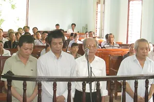 Hầu tòa vì lừa mua bán đá thiên thạch giả