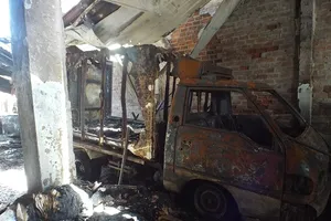 Hai xe ô tô cùng xưởng kem bị lửa thiêu rụi