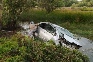 Xe hơi lao xuống ruộng, gia đình bác sĩ và tài xế tử nạn 